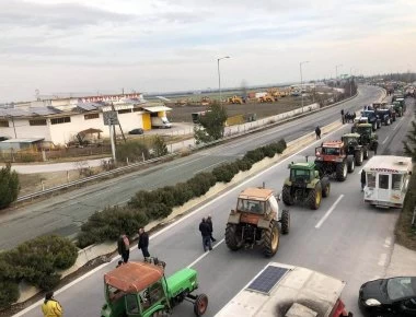 Στον κόμβο της Νίκαιας τα πρώτα τρακτέρ - Κλειστό το ρεύμα προς Αθήνα (φωτο + βίντεο)